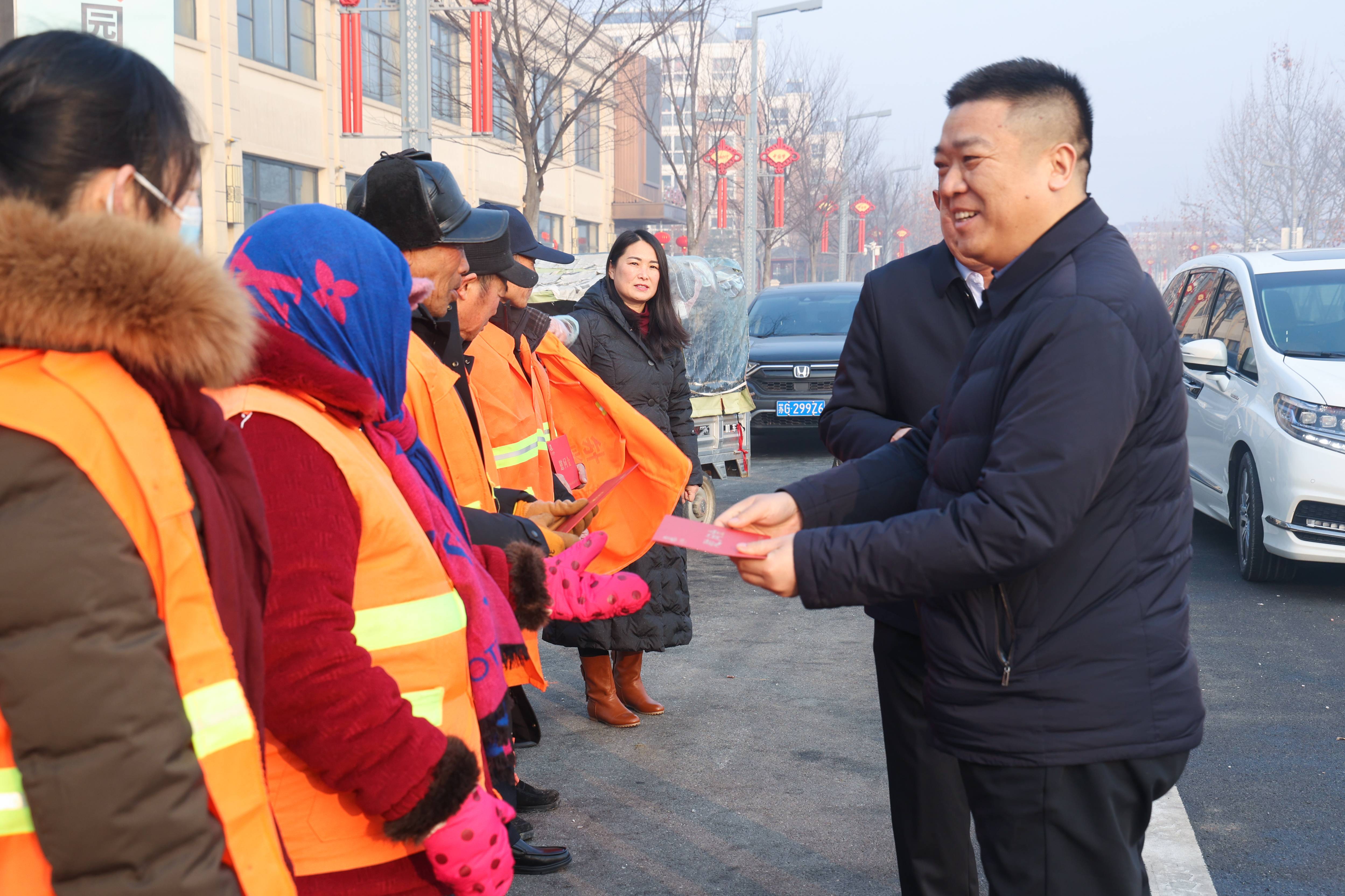 20240210 云臺(tái)農(nóng)場(chǎng)公司黨委大年初一慰問(wèn)堅(jiān)守一線職工(1).jpg